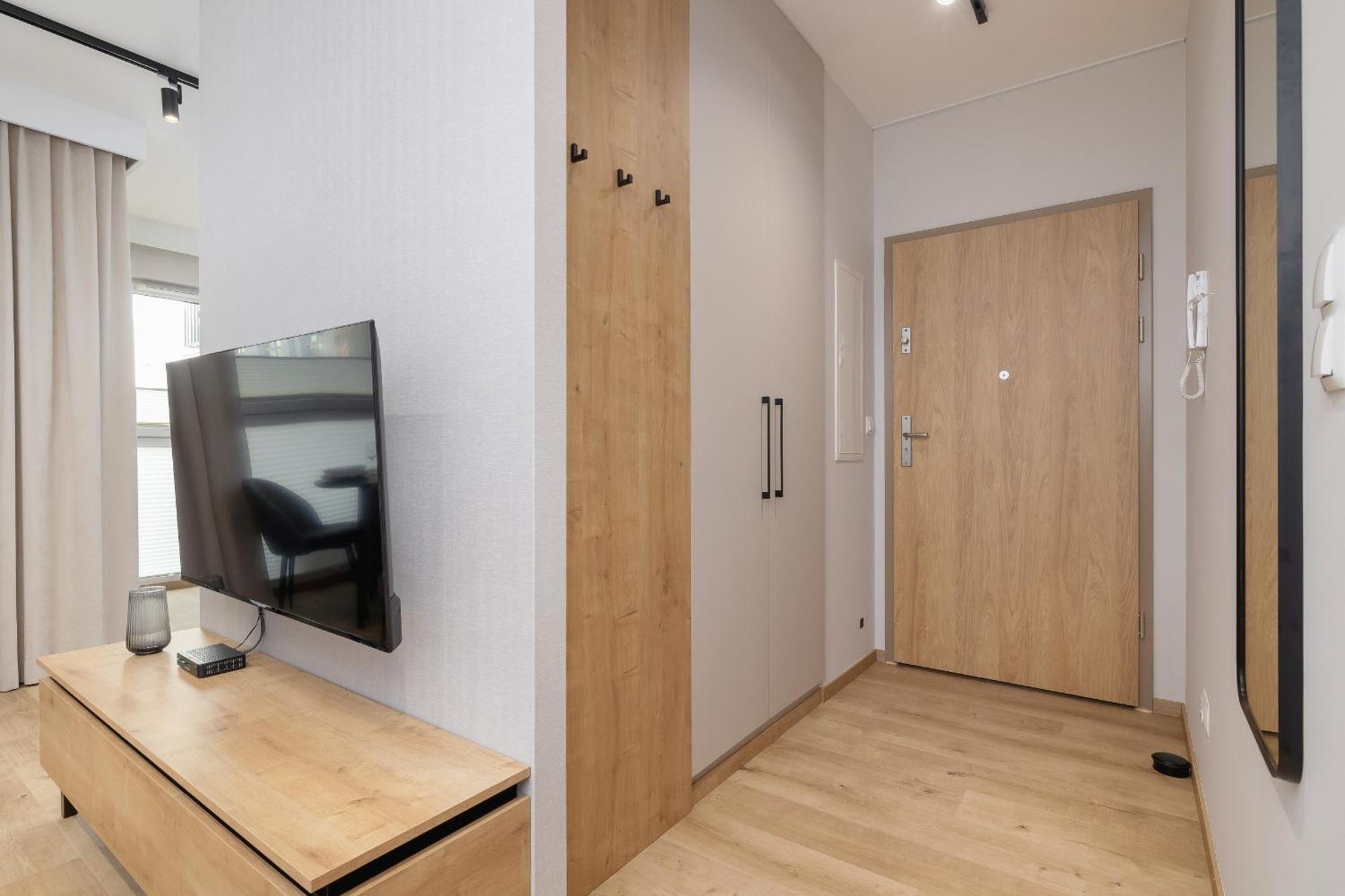 Bright Apartment In Krakow With Garden, Air Conditioning, Parking And Desk By Renters Prestige Exteriér fotografie