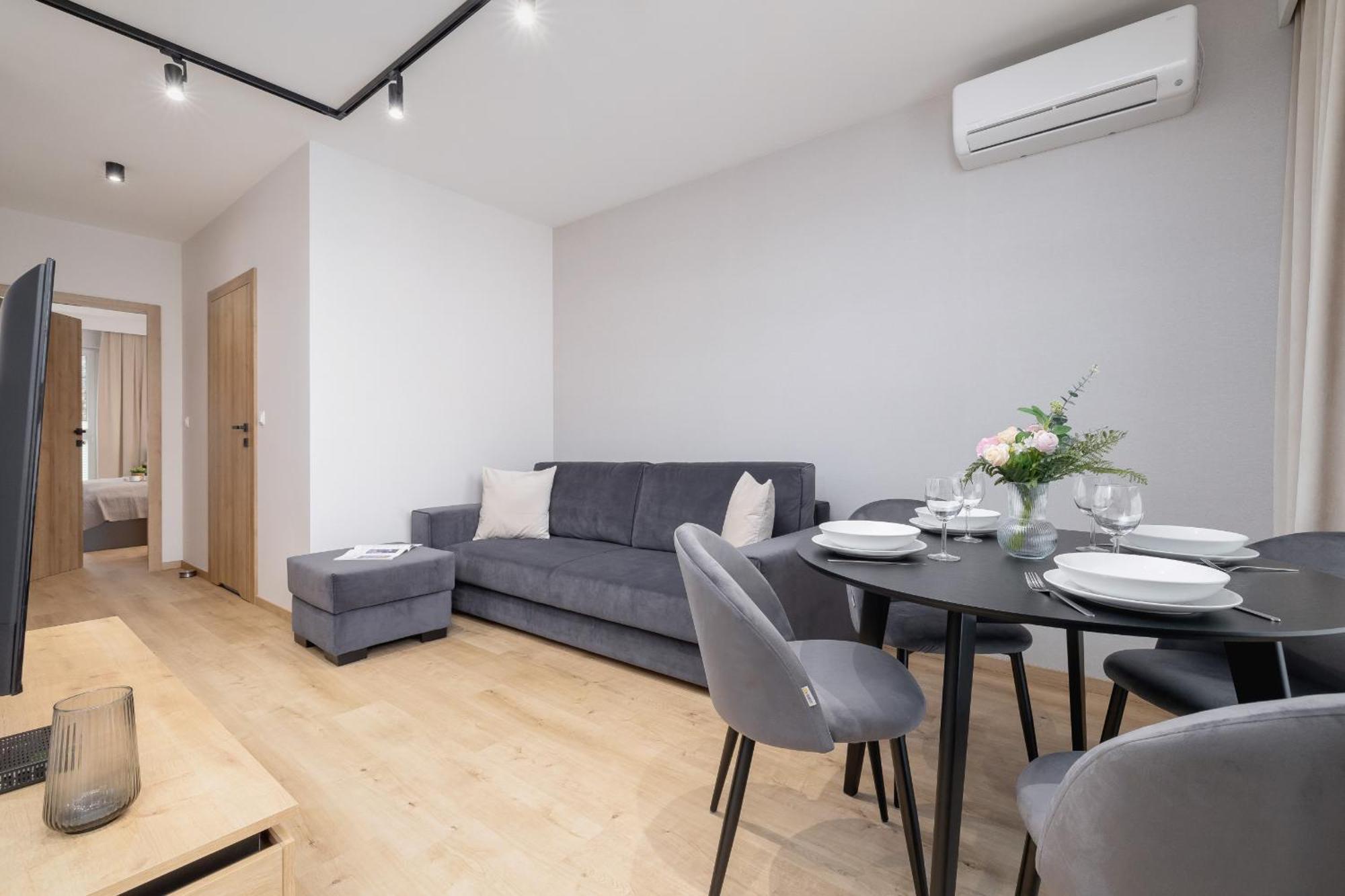 Bright Apartment In Krakow With Garden, Air Conditioning, Parking And Desk By Renters Prestige Exteriér fotografie